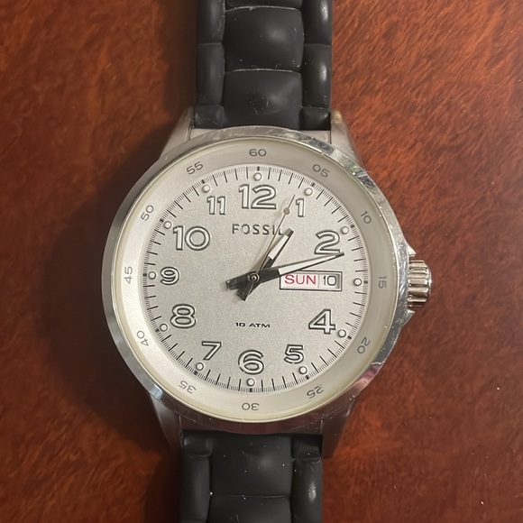 Fossil watch with silicone strap - Picture 2 of 7